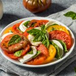 Salade de tomates anciennes, mozzarella di bufala et basilic