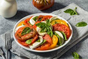 Lire la suite à propos de l’article Salade de tomates anciennes, mozzarella di bufala et basilic