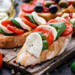 Tartines d’été : tomates anciennes, mozzarella et basilic