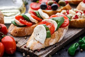 Lire la suite à propos de l’article Tartines d’été : tomates anciennes, mozzarella et basilic