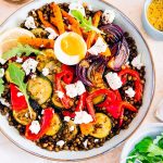 Salade bowl de lentilles, légumes rôtis et feta