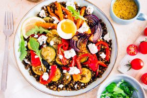 Lire la suite à propos de l’article Salade bowl de lentilles, légumes rôtis et feta