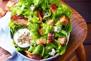 Lire la suite à propos de l’article Salade façon « César » au poulet et au bleu